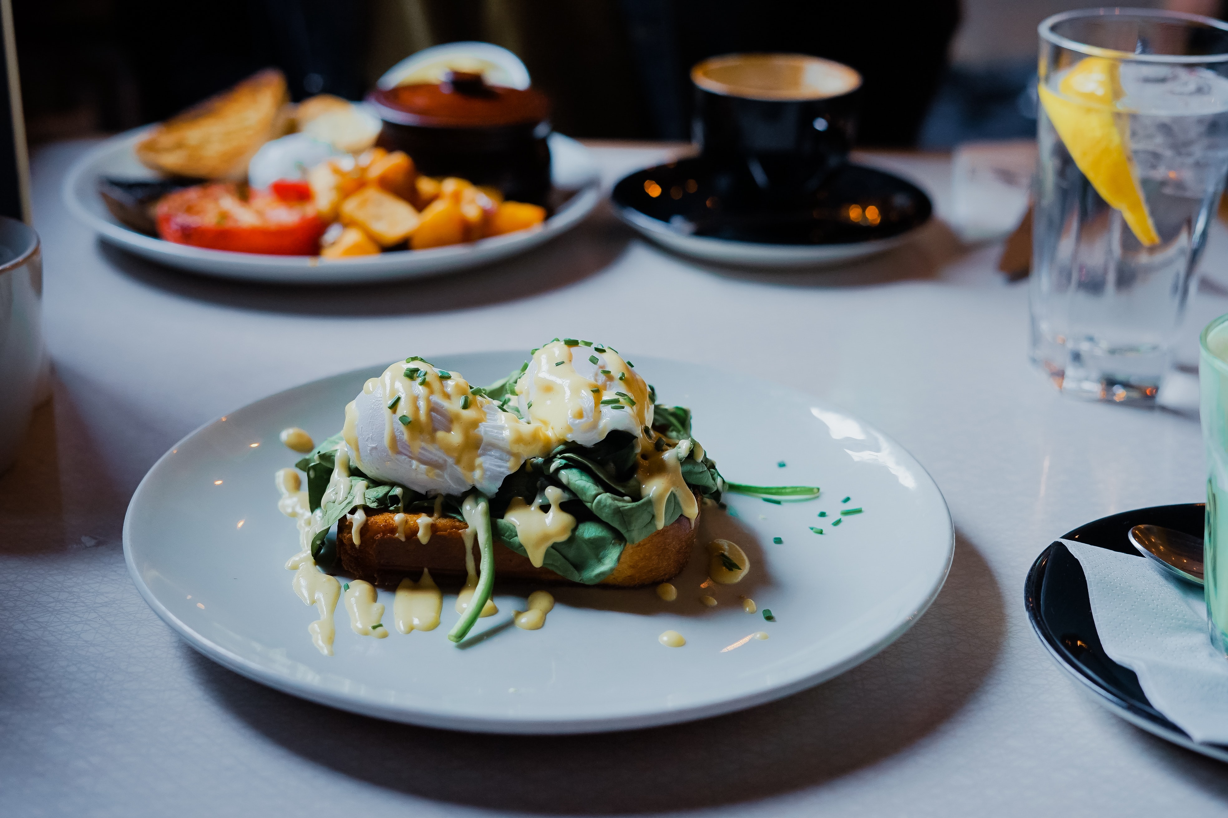 Présentation d'une assiette du restaurant À la française 
